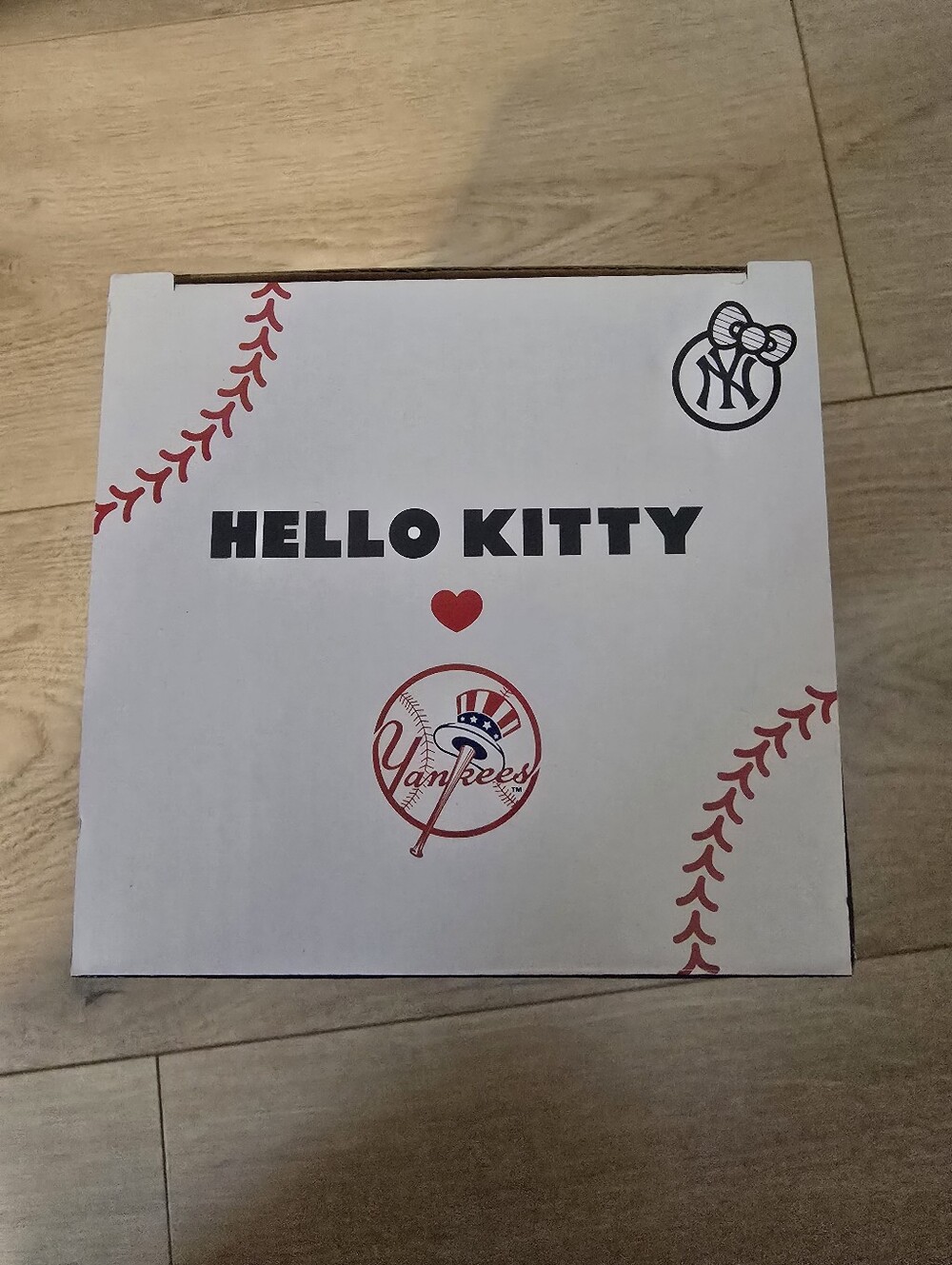 NY Yankees Hello Kitty Bobblehead - Picture 9 of 12